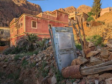 Fas 'ın Anti-Atlas dağlarında kil evleri olan güzel küçük bir köy Oumesnat.