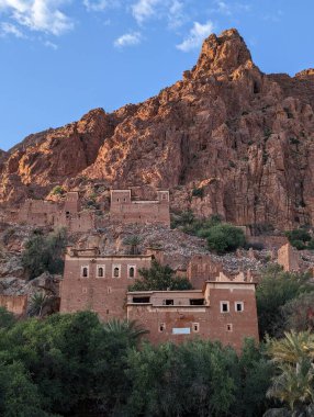 Fas 'ın Anti-Atlas dağlarında kil evleri olan güzel küçük bir köy Oumesnat.