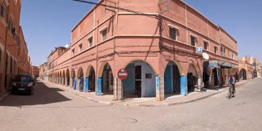 Fas 'taki Tata şehir merkezindeki evlerin cephesinde tipik sütunlar.