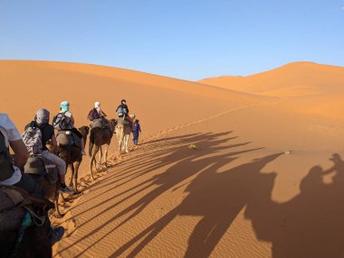 Akşamları Sahra Çölü 'nden geçen bir araba kervanı, Fas' tan Erg Chebbi.