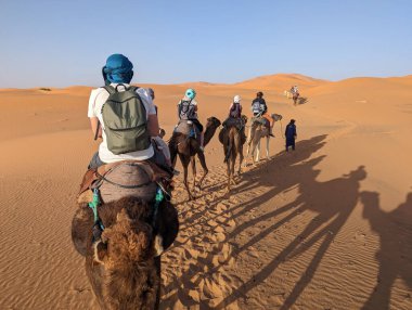 Akşamları Sahra Çölü 'nden geçen bir araba kervanı, Fas' tan Erg Chebbi.