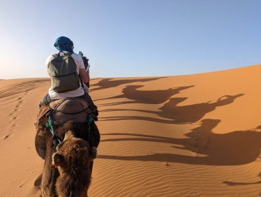 Akşamları Sahra Çölü 'nden geçen bir araba kervanı, Fas' tan Erg Chebbi.