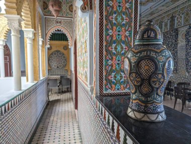 TANGIER, MoroCCO - Nisan 03, 2023 - Tanca, Fas 'taki terk edilmiş eski ünlü Continental Oteli' nde Doğu dekorasyonu