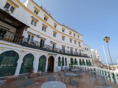 TANGIER, MoroCCO - Nisan 03, 2023 - Tanca, Fas 'taki terk edilmiş eski ünlü Continental Oteli' nde Doğu dekorasyonu