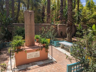 MARRAKECH, MOROCCO - 16 Nisan 2023 - Marakeş 'teki Jardin Majorelle' deki Yves Saint Laurent Anıtı