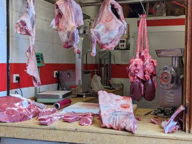 Marakeş 'in Medine' sindeki tipik Fas çarşılarının izleri.