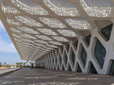 MARRAKECH, MOROCCO - 22 Nisan 2023 - Fas 'taki Marakeş Menara Havalimanı' nda Arap tarzı modern mimari