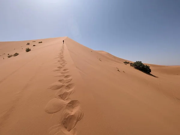 人間のチビ砂漠でメルツーガの偉大なDuneをハイキング モロッコのサハラ — ストック写真