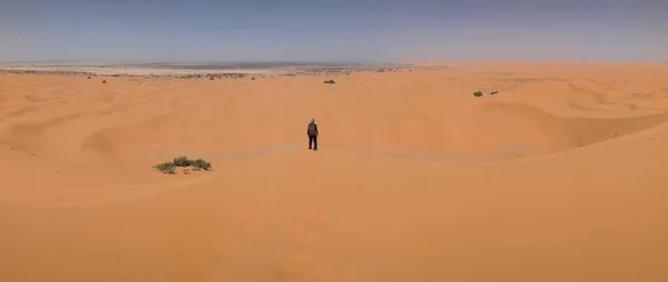 人間のチビ砂漠でメルツーガの偉大なDuneをハイキング モロッコのサハラ — ストック写真