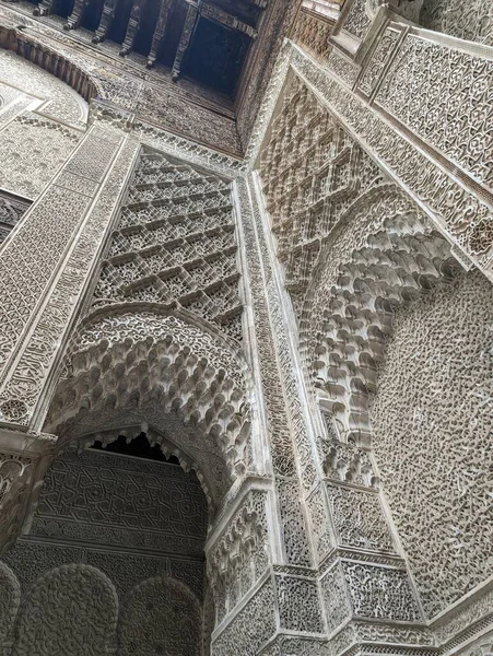 Piękna Ozdobna Płaskorzeźba Fasadzie Madrasy Fes Szkoła Koran Maroko — Zdjęcie stockowe