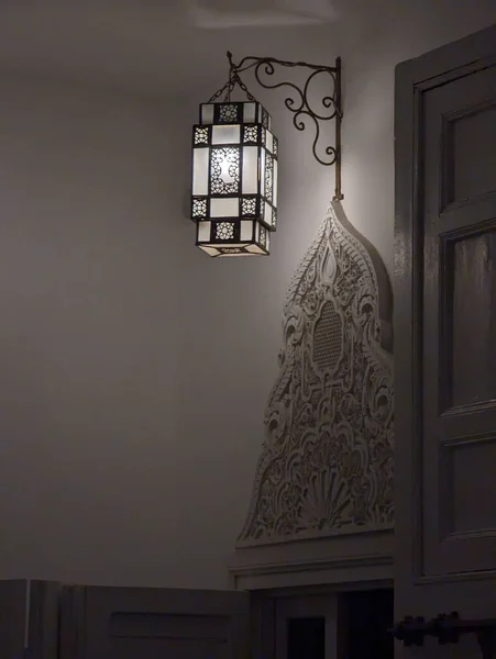 Uma Lanterna Oriental Típica Iluminada Noite Marrocos — Fotografia de Stock