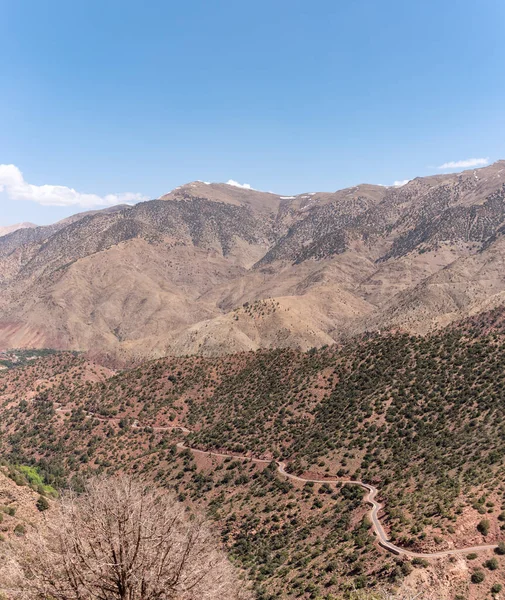 アトラス山脈のティジ ノテスト パスで風光明媚な山の風景 道路が上向きに モロッコ — ストック写真