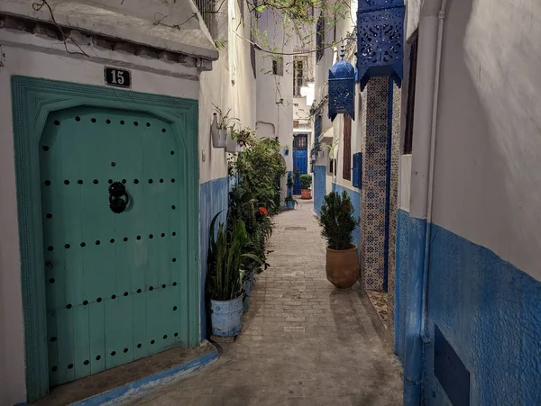 モロッコ タンジールのカスバ地区の典型的な狭い路地 ストックフォト