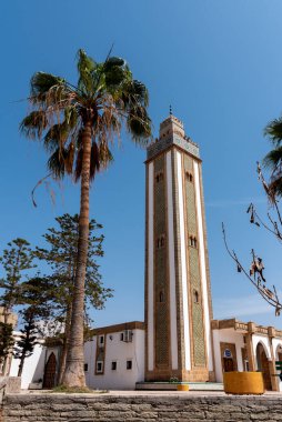 Agadir şehir merkezindeki Lübnan camii zengin süslü bir kulesi ve yeşil freski olan Fas.