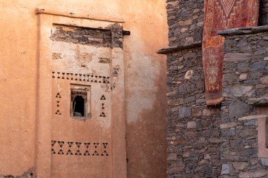 Fas 'ın Anti-Atlas Dağları' ndaki eski bir Berber evinin camında dekore edilmiş cephe.