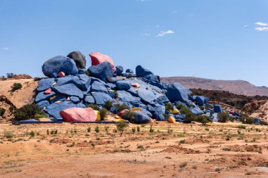 Güney Fas 'taki Tafraoute vadisinde ünlü boyalı kayalar.