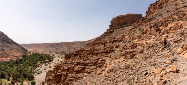 Fas 'taki Anti-Atlas Dağları' ndaki ünlü Amtoudi geçidinin panoramik manzarası