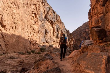 Anti-Atlas, Fas 'taki Amtoudi Kanyonu' nda yürüyüş.