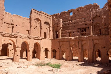 Fas 'taki Draa Vadisi' ndeki Tamenougalt 'ta güzel bir ortaçağ kalesi.