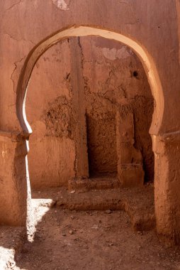 Fas 'taki Draa Vadisi' ndeki eski bir kasbada çamurdan yapılmış güzel basit bir kemer.