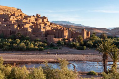 Fas 'ın güzel tarihi kenti Ait Ben Haddou' nun üzerinde gün doğuyor. Ünlü berber kasabası. Kil ve UNESCO 'nun dünya mirasından yapılmış birçok kasbanı var.