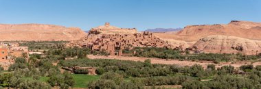 Fas 'ın güzel tarihi kenti Ait Ben Haddou' nun üzerinde gün batımı. Ünlü berber kasabası. Kil ve UNESCO 'nun dünya mirasından yapılmış birçok kasbası var.