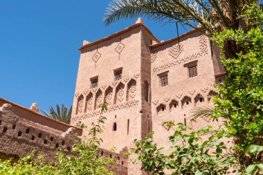 Kasbanların ünlü yolundaki Faslı bir Kasbah 'ın geleneksel görünüşü.