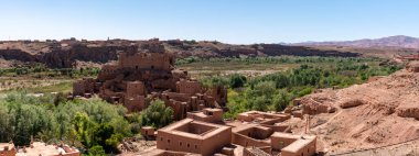 Fas 'ın gül vadisinde bir palmiye koruluğuyla çevrili bir tepede terk edilmiş büyük bir Kasbah.