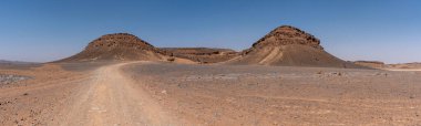 Merzouga yakınlarındaki çölde farklı film setleriyle tanınan İkonik At nalı Dağı Gara Medouar, Fas