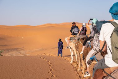 Akşamları Sahra Çölü 'nden geçen bir araba kervanı, Fas' tan Erg Chebbi.