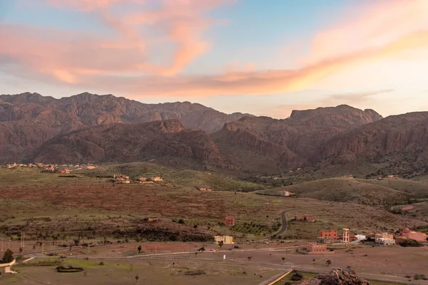 モロッコのティロガンに近いアンチアトラス山脈の美しい平和な風景の上の夕日 — ストック写真