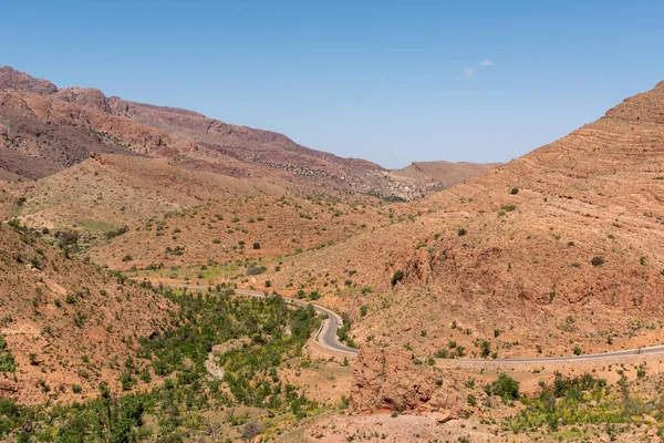 Camino Serpenteando Través Pueblo Las Montañas Marroquíes Atlas —  Fotos de Stock