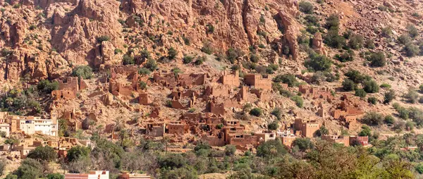 Fas Atlas Dağlarında Tipik Kil Evleri Olan Güzel Küçük Bir — Stok fotoğraf