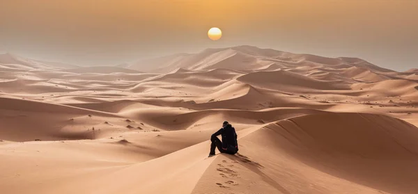 Osoba Siedząca Pustyni Erg Chebbi Saharze Afrykańskiej Maroko — Zdjęcie stockowe