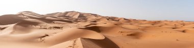 Afrika Sahrası 'nın bir parçası olan Erg Chebbi Çölü' ndeki resim kumulları.