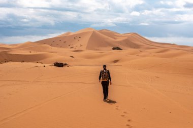 Erg Chebbi çölünde, Fas Sahra Çölü 'nde, Merzouga' nın Büyük Kumulu 'nda yürüyüş.