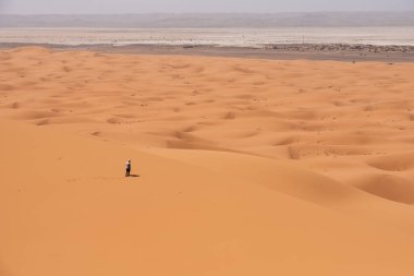 Erg Chebbi çölünde, Fas Sahra Çölü 'nde, Merzouga' nın Büyük Kumulu 'nda yürüyüş.