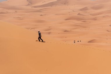 Erg Chebbi çölünde, Fas Sahra Çölü 'nde, Merzouga' nın Büyük Kumulu 'nda yürüyüş.
