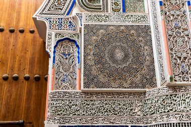 Fes 'te bir medresenin cephesinde güzel bir süs rahatlaması, bir Kur' an okulu, Fas