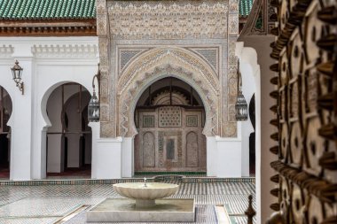 Fes, Fas 'taki ünlü El Kaide Camii' nin avlularına bakın.