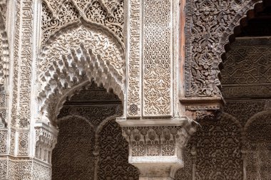 Fas, Fas 'taki Medersa Attarine' in avlusunda zengin dekore edilmiş cephe