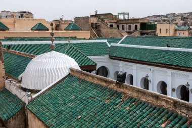 Fes, Fas 'taki ünlü El-Kaide camiinin güzel yeşil çatısı.