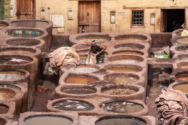 FES, MOROCCO - ARIL 10, 2023 - Fes Medina 'da meşhur tabakhane, burada deri nesillerdir işleniyor, Fas