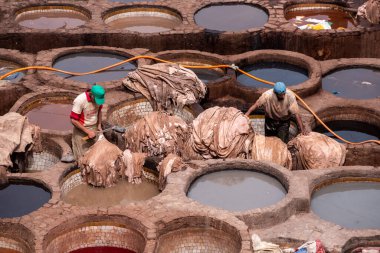 FES, MOROCCO - ARIL 10, 2023 - Fes Medina 'da meşhur tabakhane, burada deri nesillerdir işleniyor, Fas