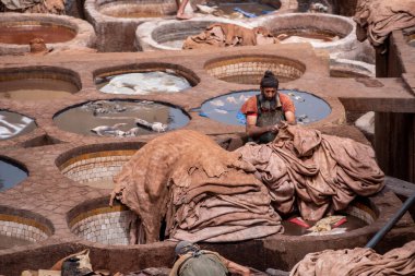 FES, MOROCCO - ARIL 10, 2023 - Fes Medina 'da meşhur tabakhane, burada deri nesillerdir işleniyor, Fas