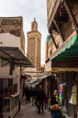 Fes, Fas 'ın merkezindeki evleri arasında küçük bir caminin sahne minaresi.