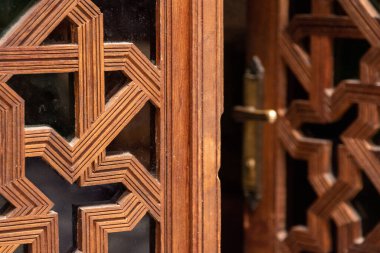 Fas, Marakeş 'te bir Arap sarayının zengin süslü kapısı.