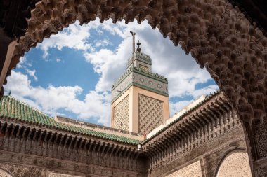 FES, MoroCCO - Nisan 01, 2023 - Fes, Fas Medine 'sindeki Medrasa Bou Inaniya' nın avlusunda geleneksel doğu cephesi