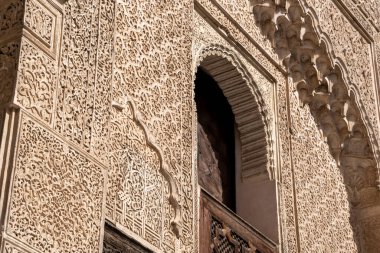 FES, MoroCCO - Nisan 01, 2023 - Fes, Fas Medine 'sindeki Medrasa Bou Inaniya' nın avlusunda geleneksel doğu cephesi