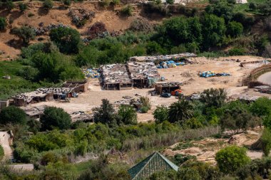 Fas 'ın Fes kenti yakınlarındaki tipik gecekondular.